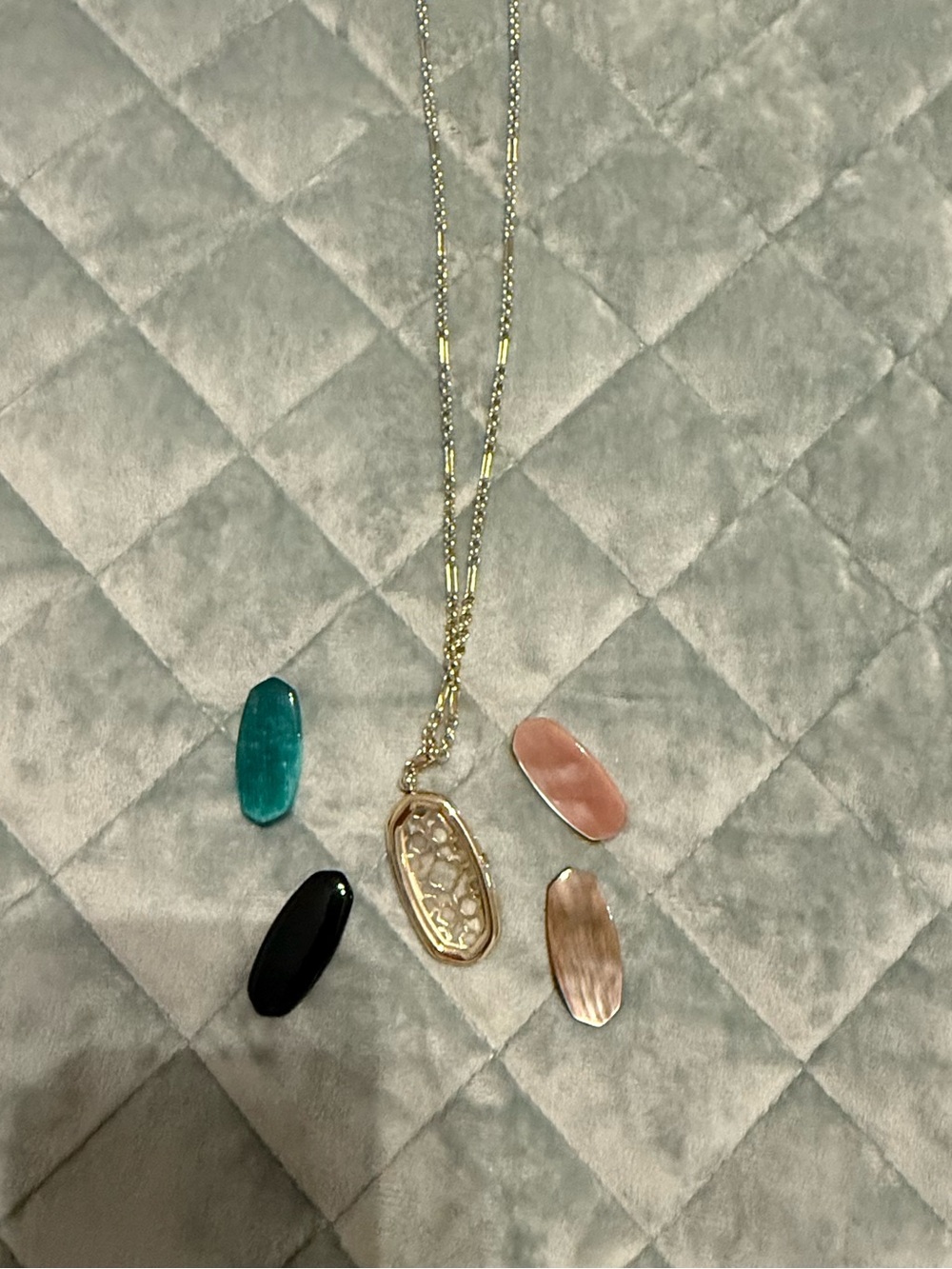 Kendra Scott necklace